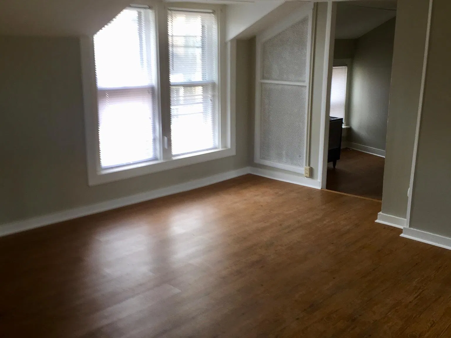 409 N George St — Photo 2