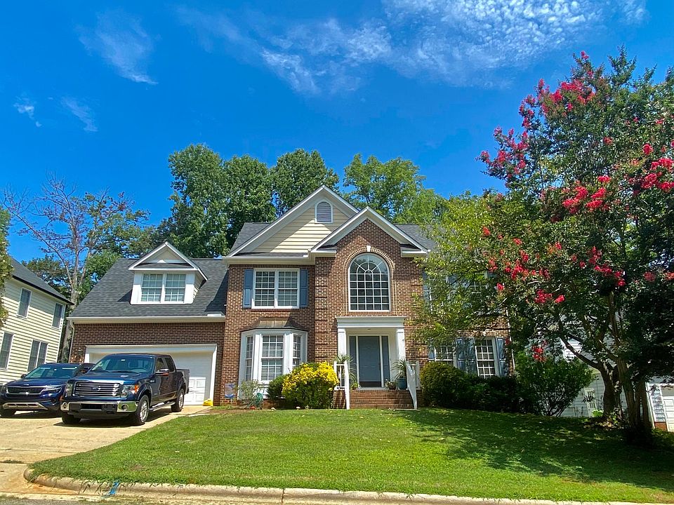 House from the front. 2-door garage with extra parking spaces.