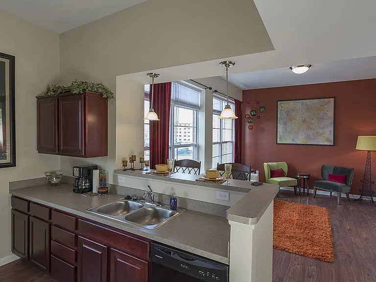 Tenth & College Horizons Apartments — Photo 39