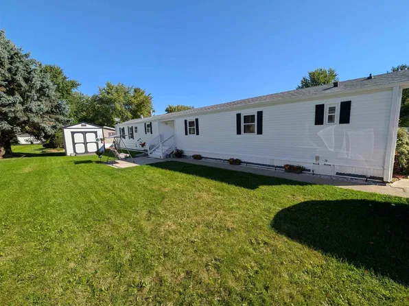 102 Red Haw Ct, Freeport, IL 61032