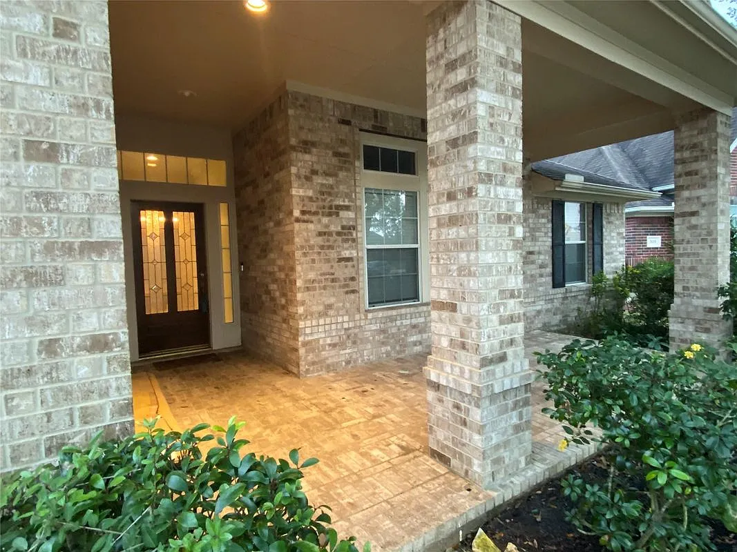 4 bed, 2.5 bath, 2292 sqft, $2,500 — Photo 2