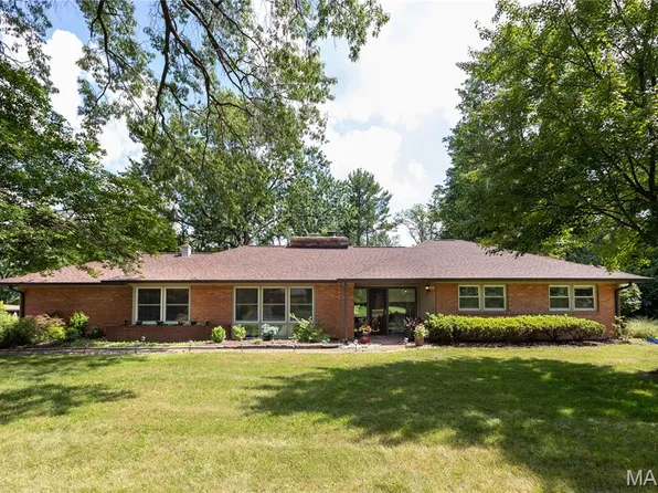 112 Heatherwood Dr, Saint Louis, MO 63132