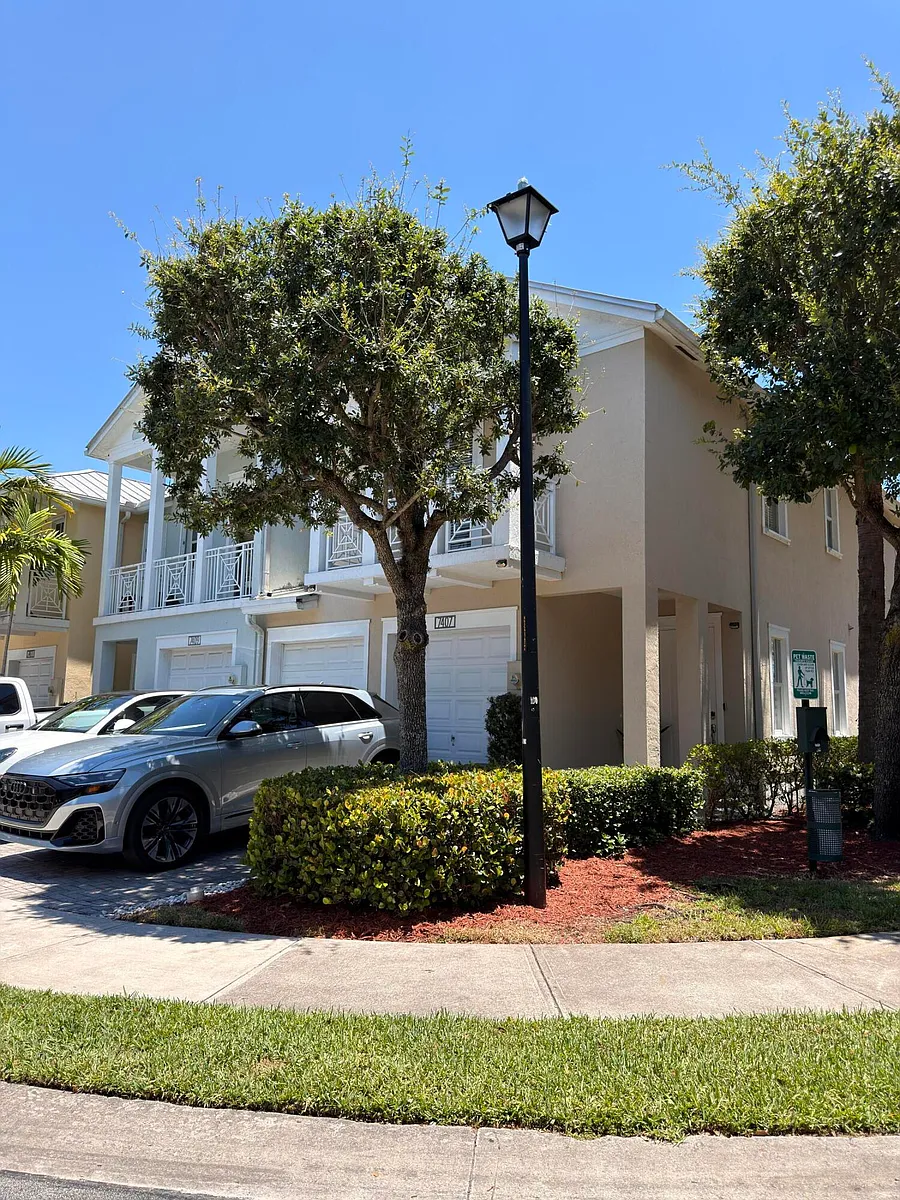 Building Photo - 7407 NW 108th Path