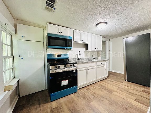 3rd image of 2207 Bell St #B