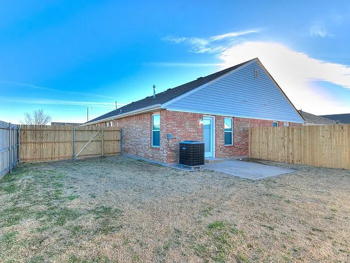 2515 Leeds Ln — Photo 11