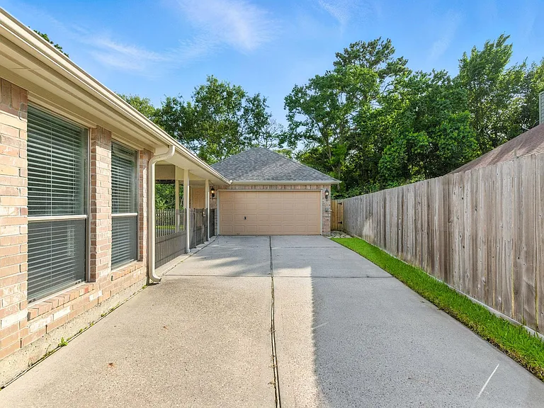 28527 Connordale Ln — Photo 2