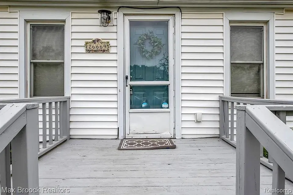 3 bed, 894 sqft, $1,825 — Photo 2
