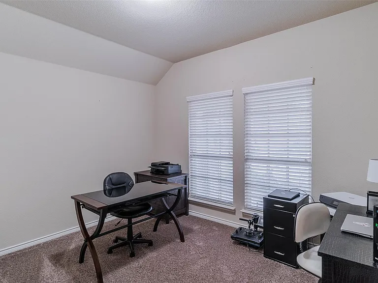 562 Jamestown Ln — Photo 10