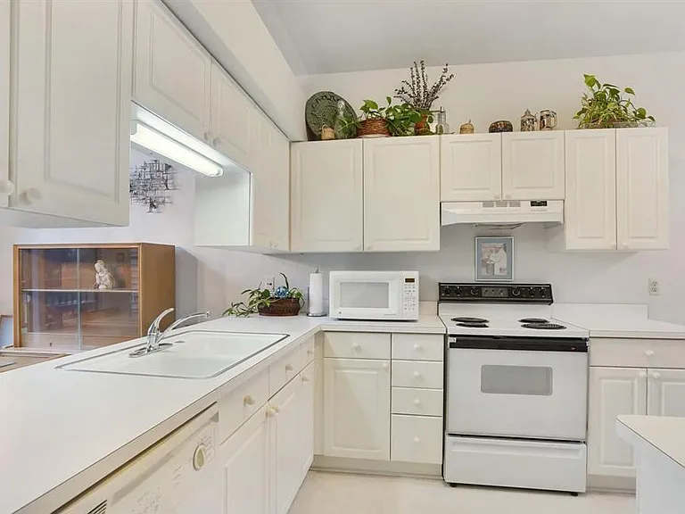 24267 Weathervane Ct — Photo 11
