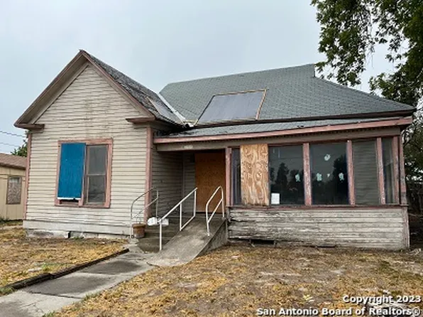 208 E Broadway St, Del Rio, TX 78840