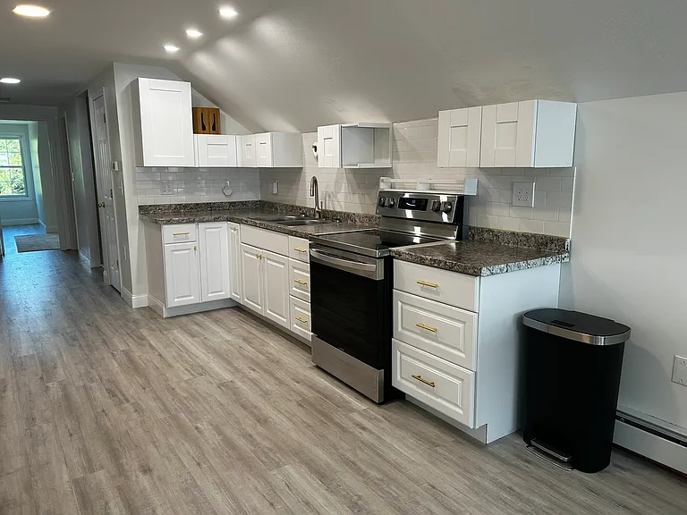 220 Greenview Dr — Photo 2