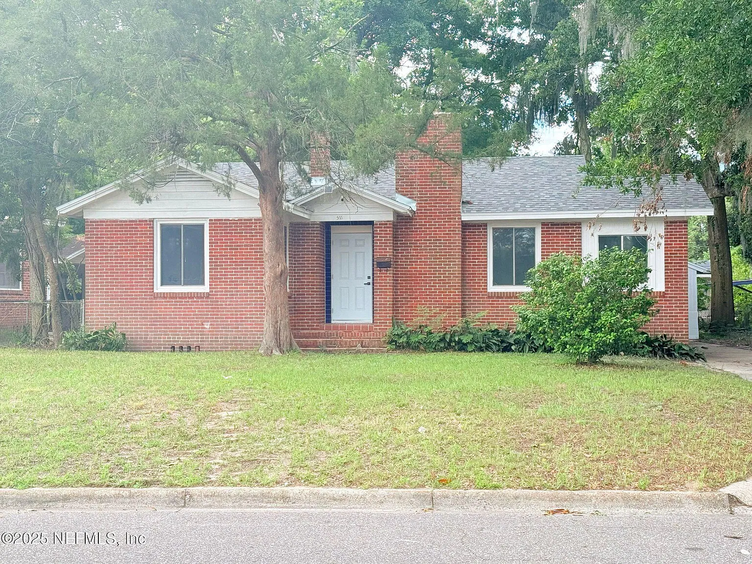 3 bed, 1.0 bath, 1430 sqft, $1,450 — Photo 2