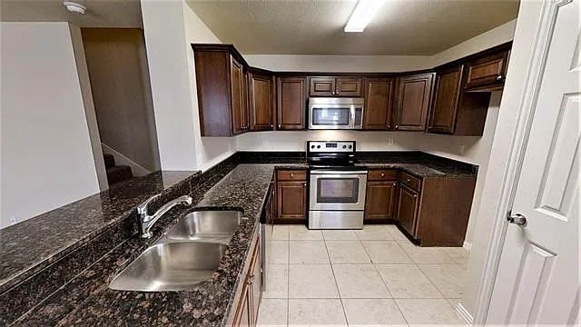 3 bed, 2.5 bath, 1764 sqft, $1,900 — Photo 3
