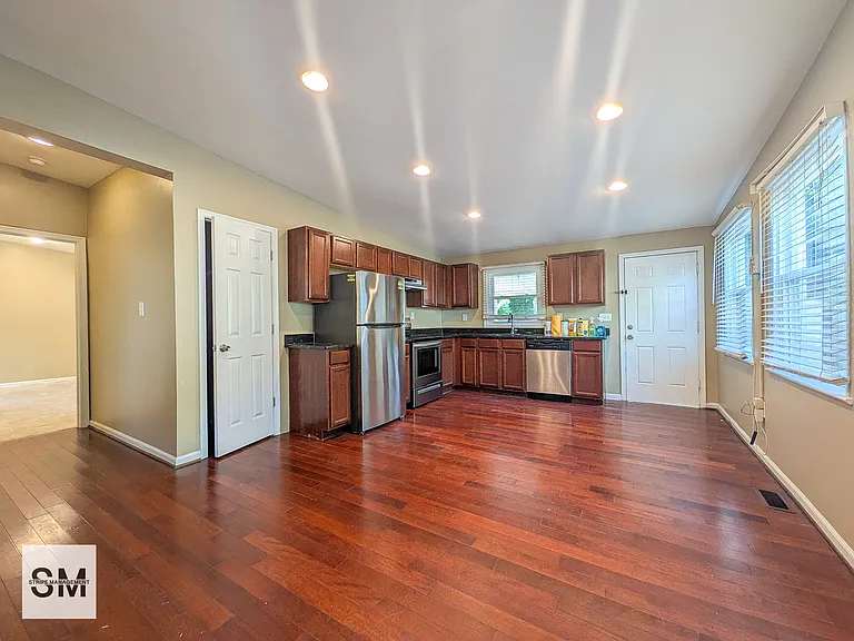 127 N Huron Dr — Photo 6