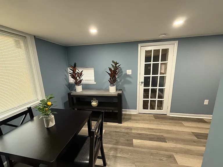 513 Stratford Ave — Photo 2