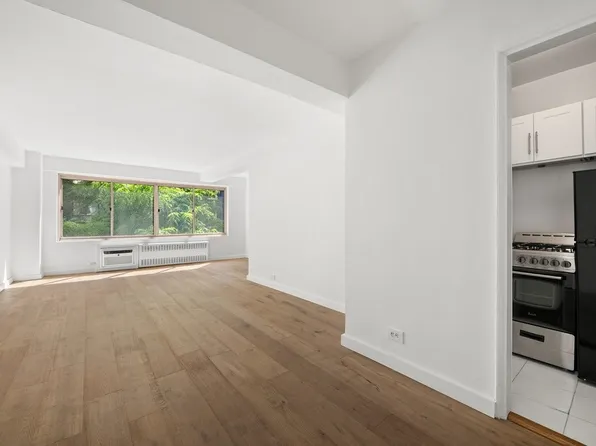 225 East 46th Street 2G image 1 of 5