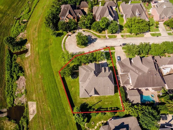 7935 Woodcrest Ct, Sugar Land, TX 77479