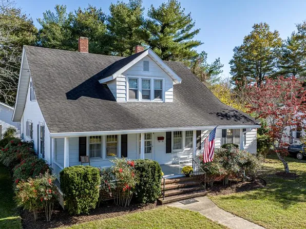 4 Lake St, Onancock, VA 23417