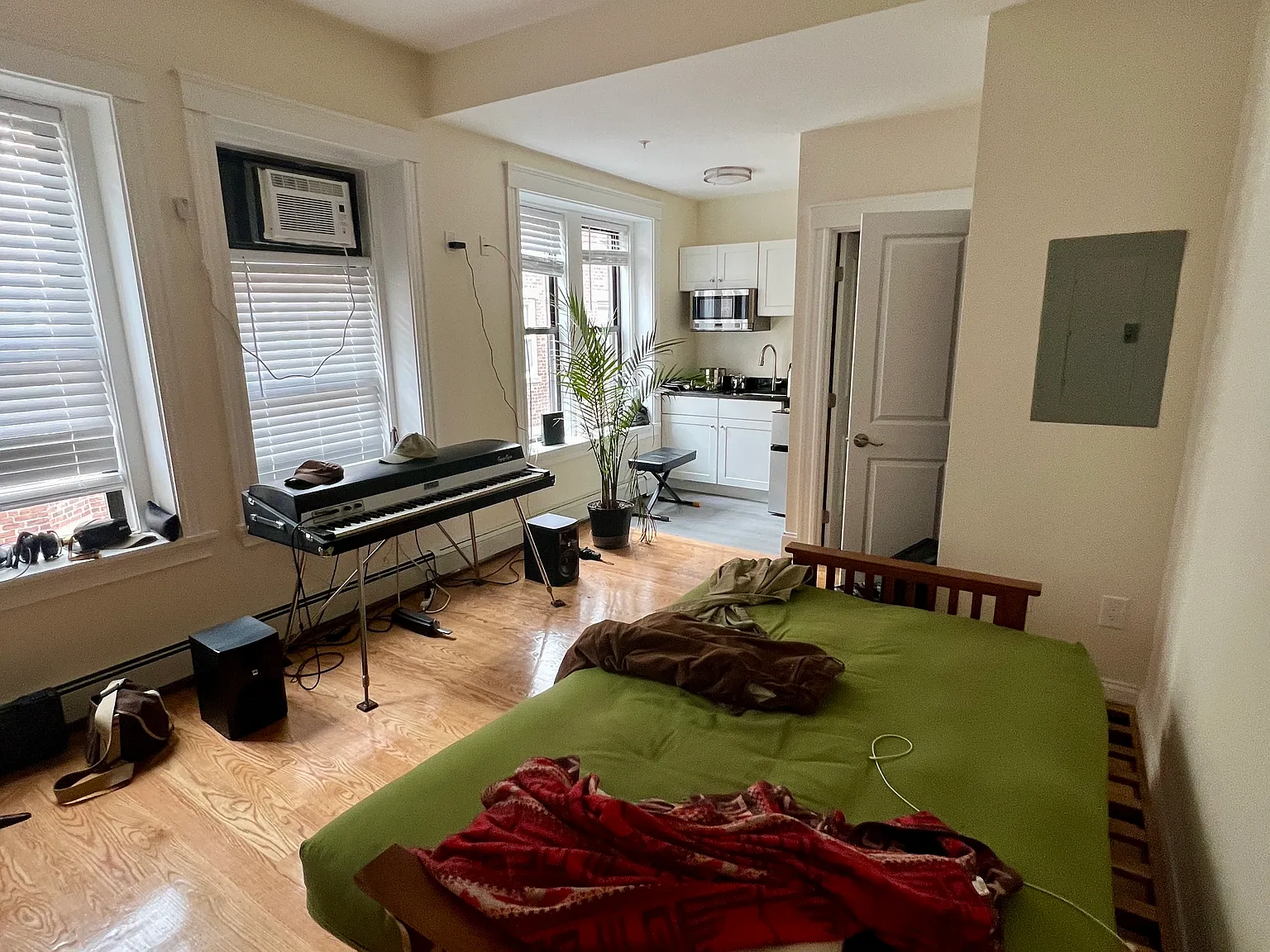 Studio, 999 sqft, $2,400 — Photo 3