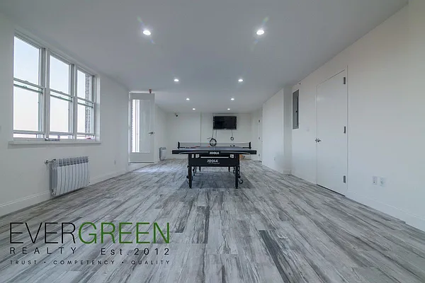 Rented by Evergreen Apartments BK | media 9