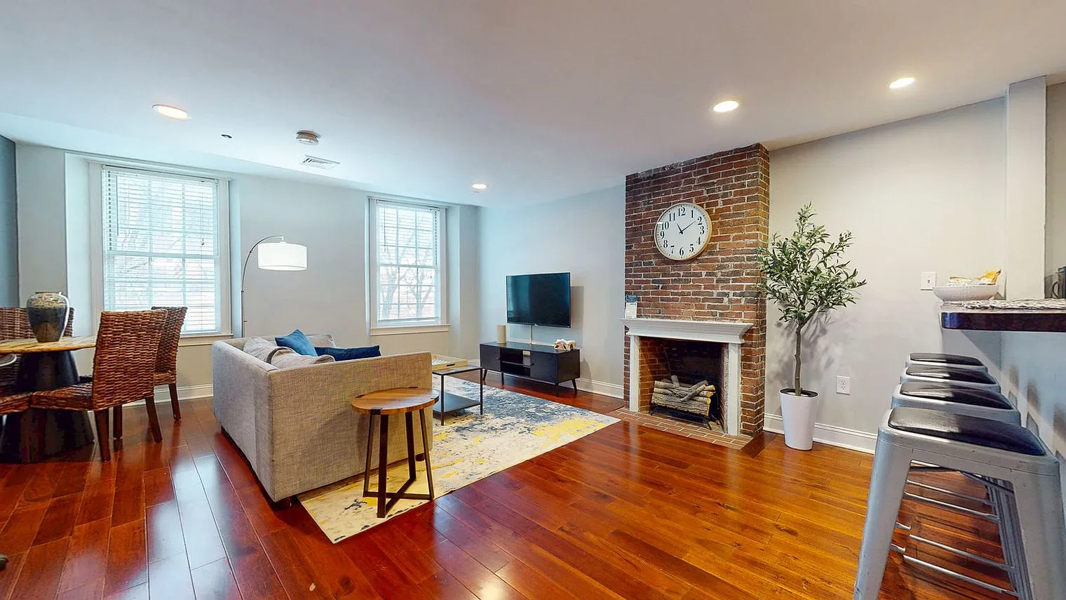 1 bed, 1.0 bath, 796 sqft, $6,226 — Photo 3