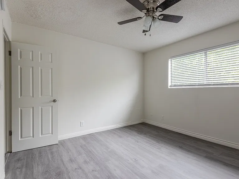 Fountainebleu Apartments — Photo 31