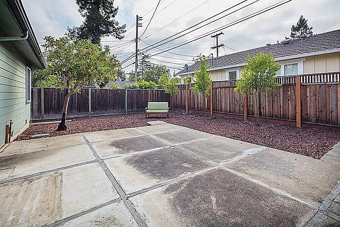 2031 Brewster Ave — Photo 10