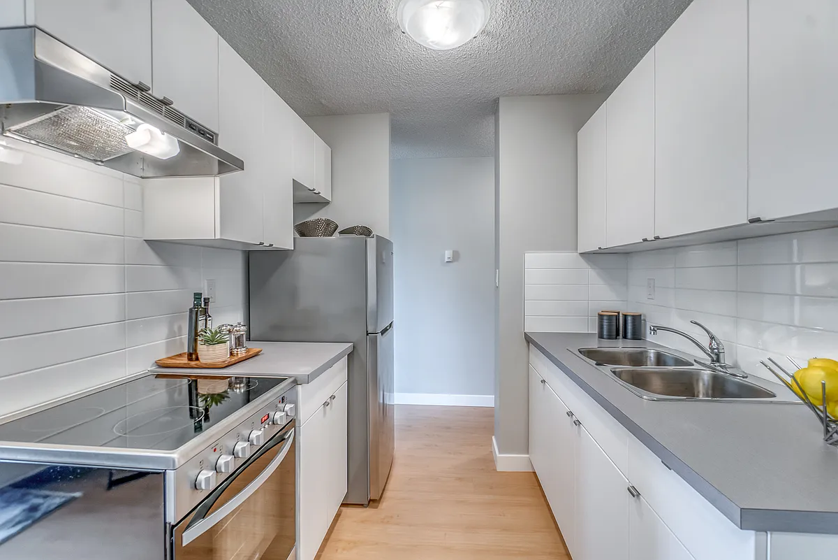 Building Photo - 742 Kingsmere Cres SW
