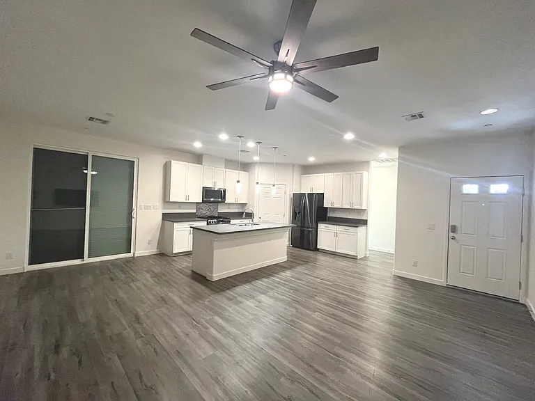1533 Franklin Ln — Photo 10