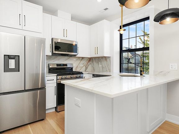 3rd image of 4153 N Hermitage Ave #2S