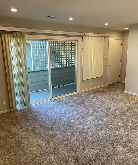 liv.rm, deck, plush new carpeting