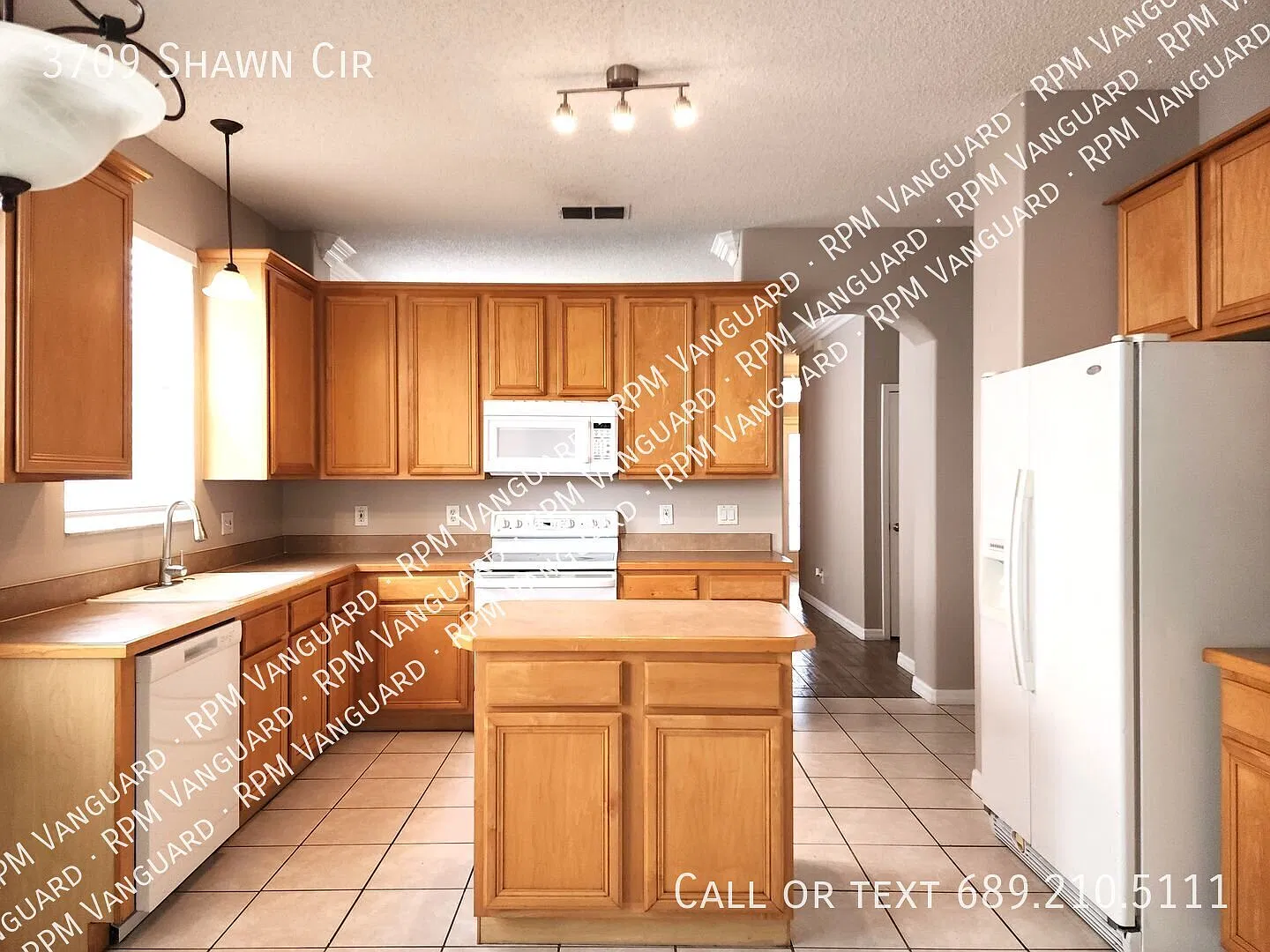 Single-story 5 BR home with Screened Patio, Water View and Community Pool — Photo 2