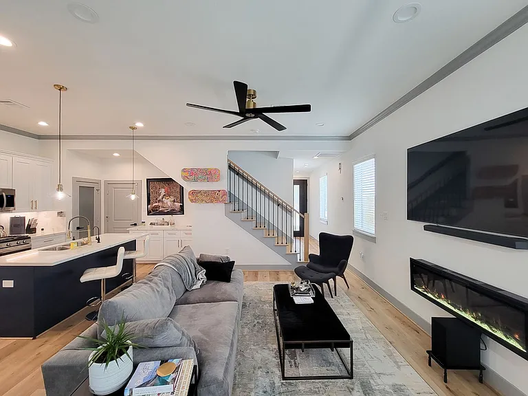 6520 Couch St — Photo 2