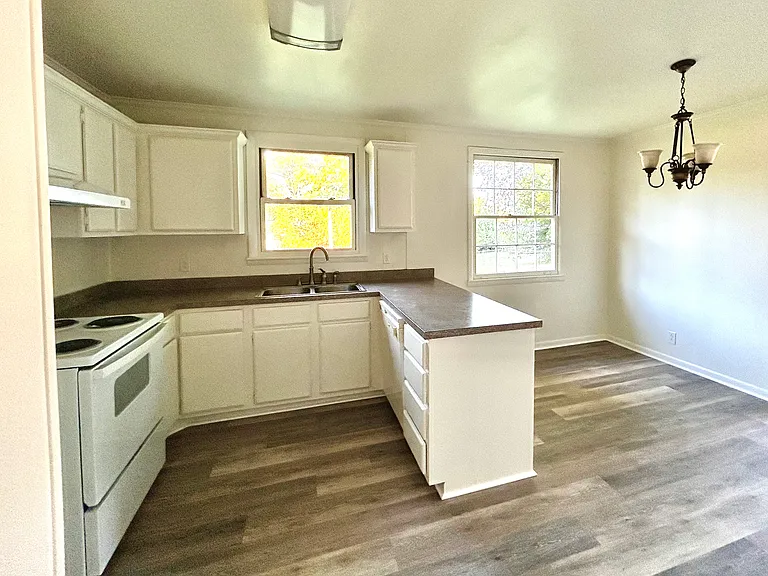 812 Perry Dr — Photo 3