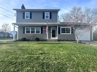69 Opal St, Holbrook, NY 11741