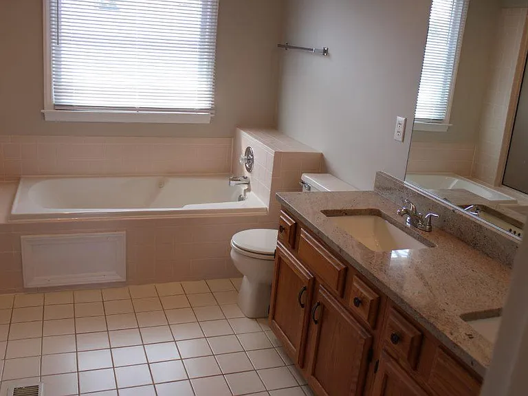 102 Uxbridge Ct — Photo 13