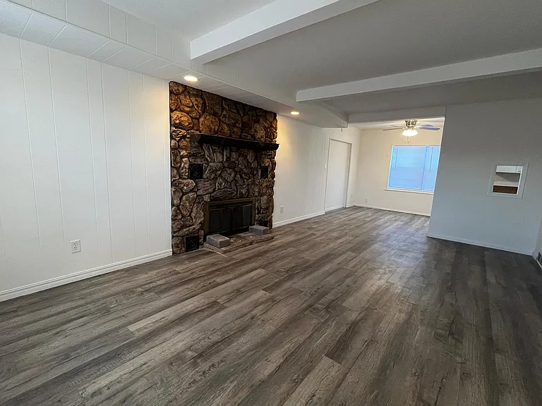 1102 W Airport Rd — Photo 2