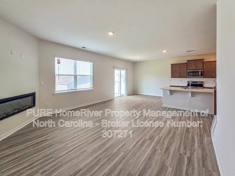 5 bed, 3.0 bath, 2511 sqft, $2,385 — Photo 3