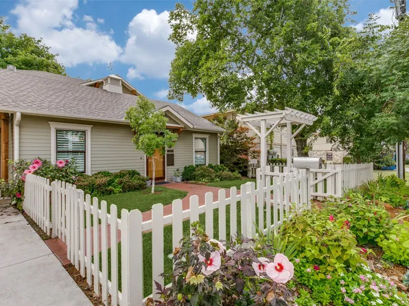 713 E Texas St, Grapevine, TX 76051