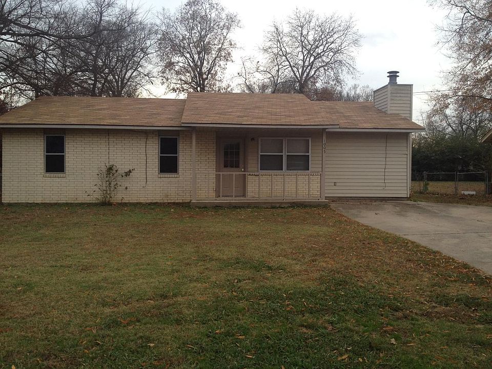 Address is N st not North St. Fireplace fenced back yard