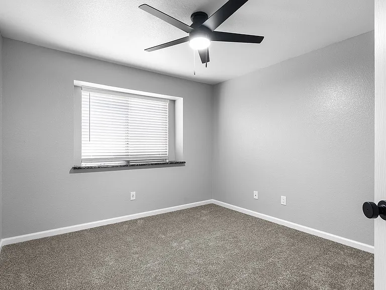 Redwood Cove Apartments — Photo 9