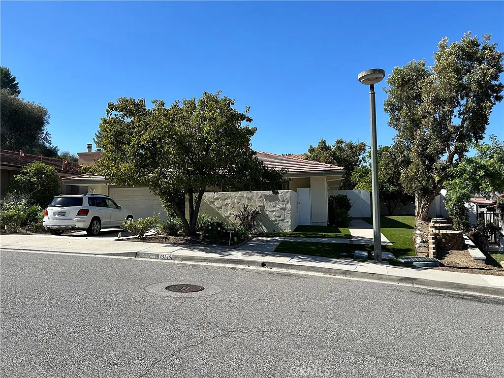 3 bed, 1940 sqft, $7,900 — Photo 2