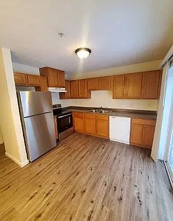 2nd image of 82 Lake St