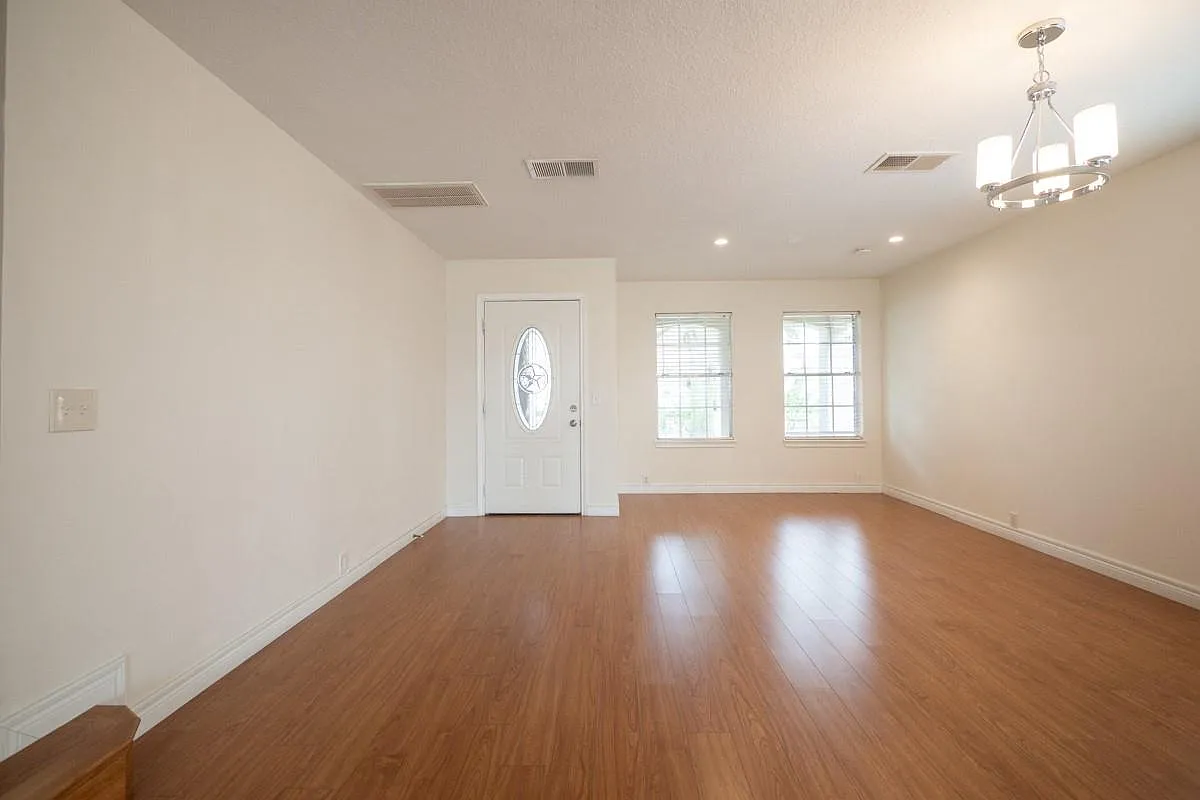 3 bed, 2.5 bath, 2352 sqft, $2,100 — Photo 4