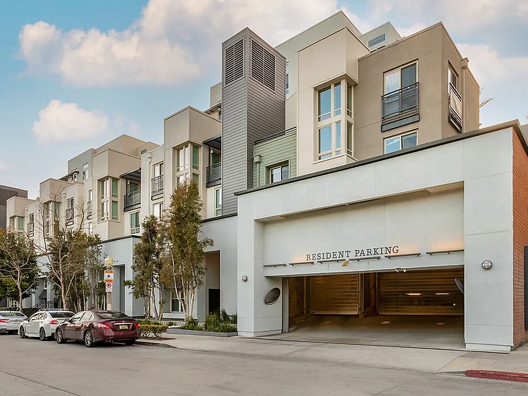 Wilshire La Brea — Photo 38
