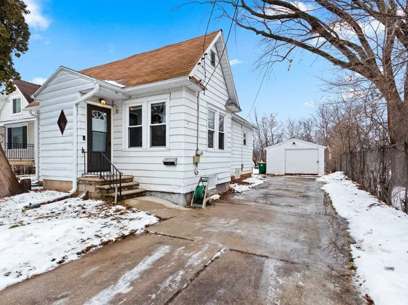 821 School Pl, Green Bay, WI 54303