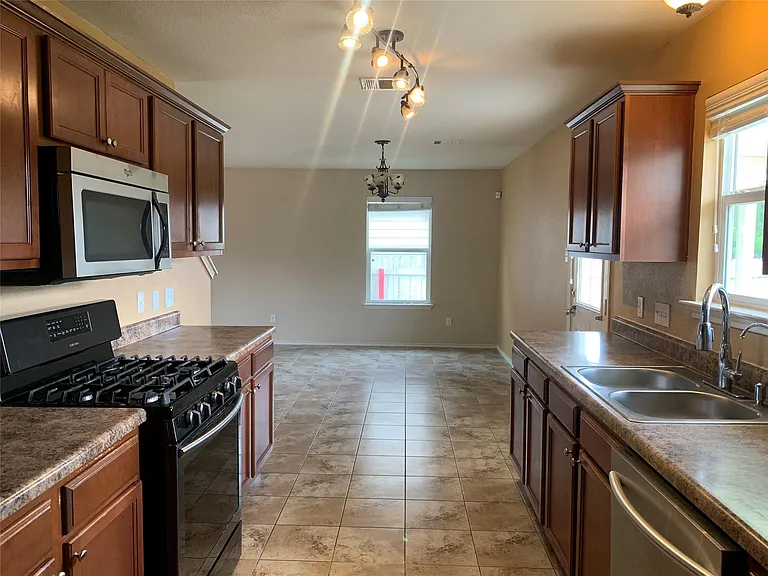 18317 Great Falls Dr — Photo 6