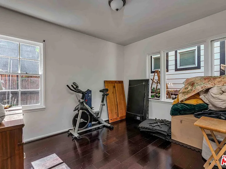 9859 Easton Dr — Photo 2