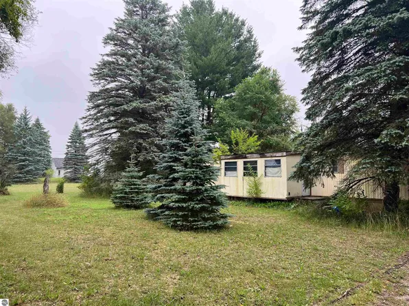 6941 Ole White Dr, Lake Ann, MI 49650