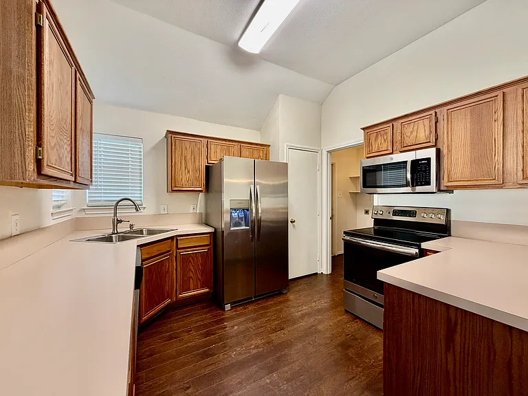 1302 Old Knoll Dr — Photo 9